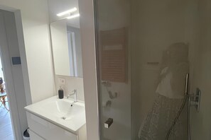 Bruser, hårtørrer, bidet, håndklæder