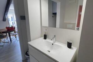 Shower, hair dryer, bidet, towels