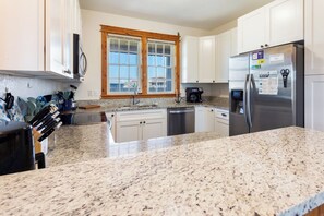 冷蔵庫、電子レンジ、オーブン、コンロ