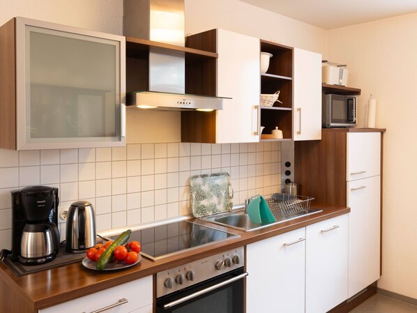 Refrigerador, microondas, horno, lavavajillas
