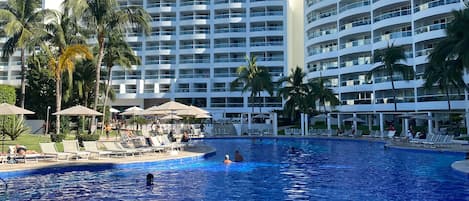 3 piscines extérieures