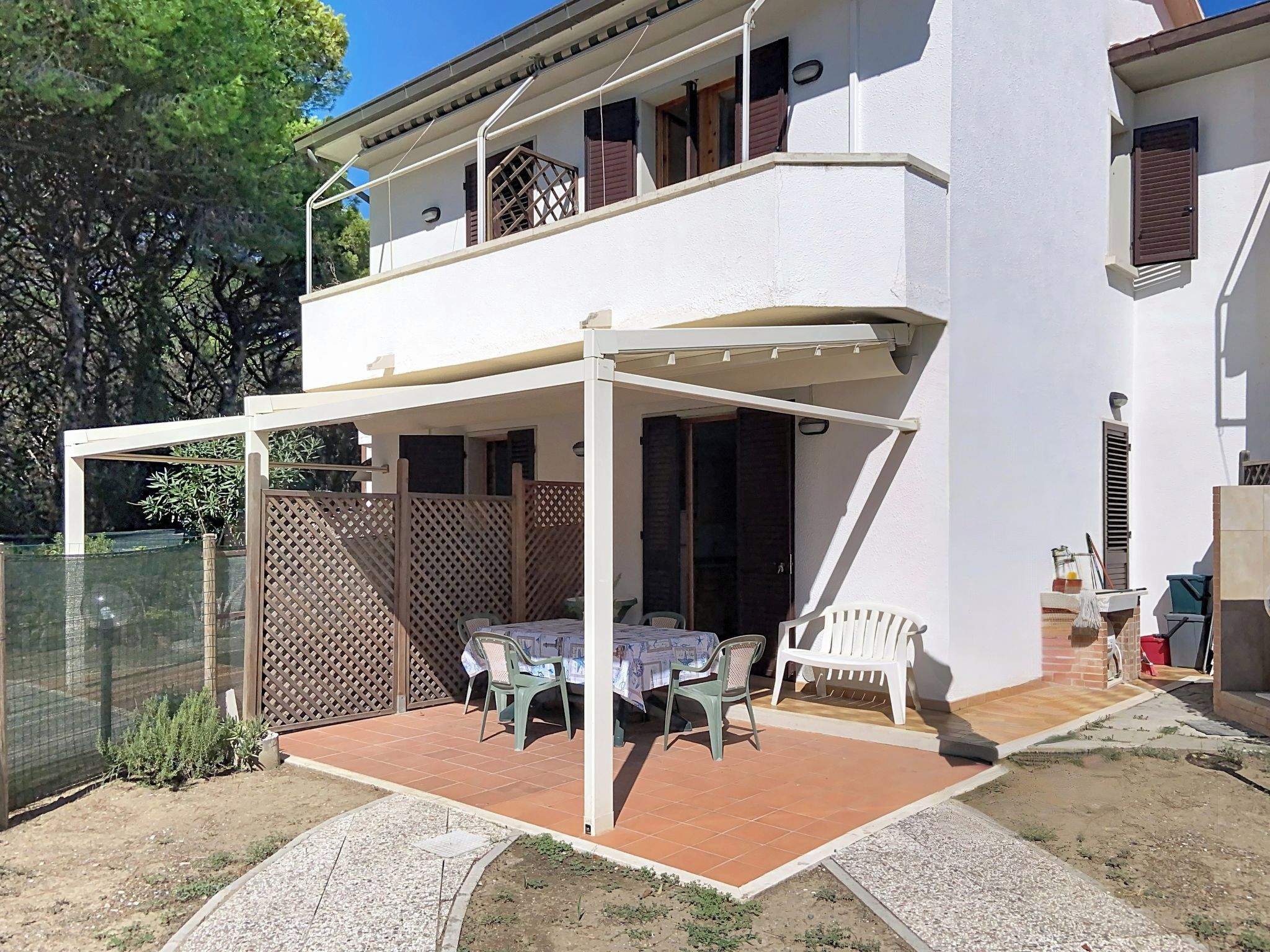 Un bâtiment à deux étages doté d’un patio couvert.