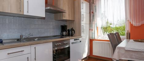 Frigorifero, forno, lavastoviglie, pentole/stoviglie/utensili