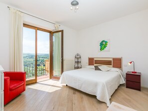 3 bedrooms, desk, iron/ironing board, WiFi