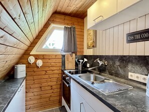 Køleskab, ovn, højstol, køkkentøj/tallerkener/redskaber