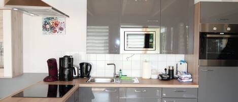 Kühlschrank, Mikrowelle, Ofen, Geschirrspüler