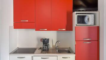 Refrigerador, microondas, lavavajillas y utensilios de cocina