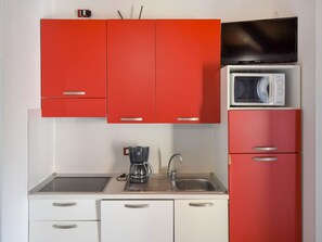 Refrigerador, microondas, lavavajillas y utensilios de cocina 