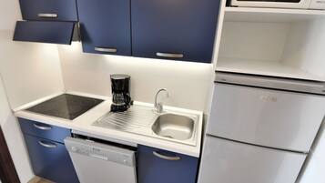 Fridge, microwave, dishwasher, cookware/dishes/utensils