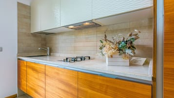 Een koelkast, een magnetron, een kinderstoel