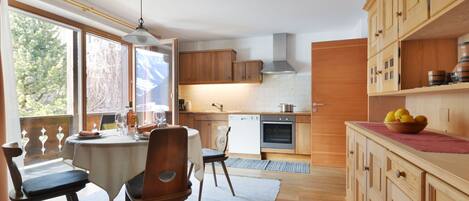 Fridge, oven, dishwasher, cookware/dishes/utensils