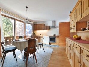 Kühlschrank, Ofen, Geschirrspüler, Kochgeschirr/Geschirr/Besteck