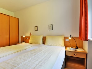 2 slaapkamers, een bureau, internet