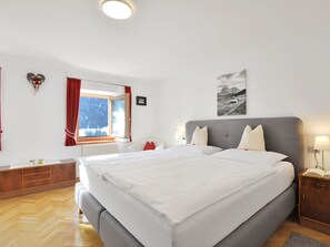 3 bedrooms, desk, internet