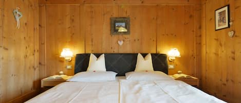 3 bedrooms, desk, internet