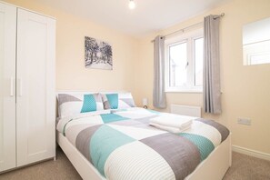 3 bedrooms, iron/ironing board, free WiFi, bed sheets - Quiet and Lovely 3-bed house parking and garden (Wolverhampton)