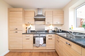 Fridge, microwave, oven, stovetop - Quiet and Lovely 3-bed house parking and garden (Wolverhampton)