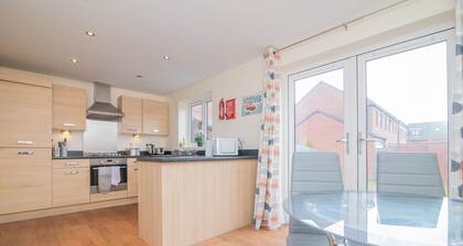 Quiet and Lovely 3-bed house parking and garden