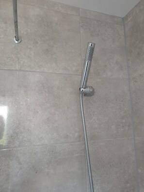 Dusche, Haartrockner, Handtücher, Seife