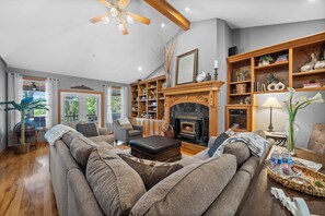 TV - The Ouachita Hideaway - POOL!! - Entertaining deck! - 2 living areas - Ping Pong (Mountain Pine)