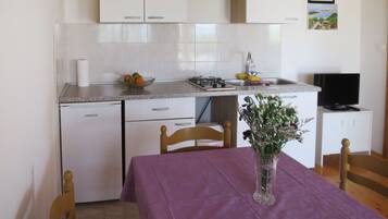 Fridge, cookware/dishes/utensils