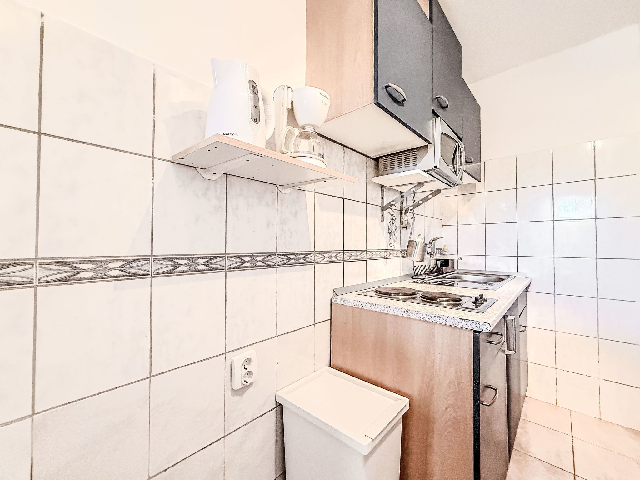 Una cocina con encimera, pileta y estufa.