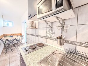 Fridge, cookware/dishes/utensils