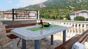 Outdoor dining - Apartment Golic by Interhome (Karlobag)