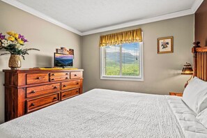 2 bedrooms, iron/ironing board, WiFi, bed sheets - Sleeps 6 Full Kitchen Indoor Pool Mountains Views (Gatlinburg)