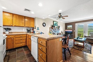 Coffee/tea maker, fridge, microwave, oven - Sleeps 6 Full Kitchen Indoor Pool Mountains Views (Gatlinburg)