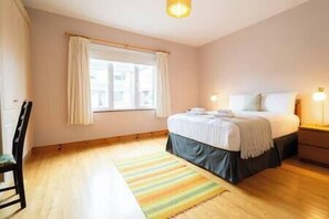 3 habitaciones, tabla de planchar con plancha, wifi y ropa de cama 
