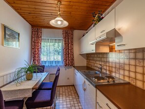 Fridge, cookware/dishes/utensils