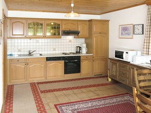 Kylskåp, mikrovågsugn, ugn och diskmaskin