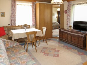 Een televisie en een tafeltennistafel