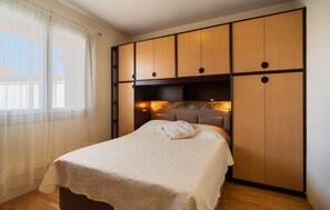 3 bedrooms, in-room safe, travel cot, free WiFi