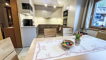 Kühlschrank, Mikrowelle, Ofen, Geschirrspüler