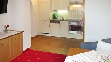 Kühlschrank, Ofen, Geschirrspüler, Hochstuhl