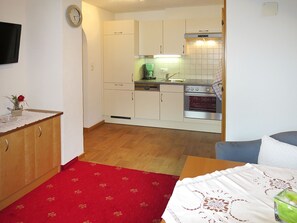 Geladeira, fogão, lava-louças, cadeirão de bebê