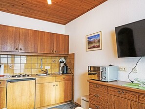 Kjøleskap, mikrobølgeovn, brødrister og høy barnestol