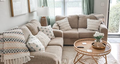 LuLu's Oasis- ITB Five Points Cottage! Family and Pet Friendly