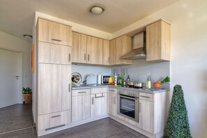Fridge, microwave, oven, stovetop - Schicke Ferienwohnung mit Meerblick - Rügenreif Ferienwohnung Nr. 01 - Rügenreif Ferienwohnungen (Mönchgut)