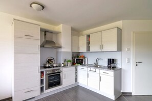 Fridge, microwave, oven, stovetop - Chic vacation apartment with sea view - rügenreif Holiday apartment no. 03 - rügenreif (Mönchgut)