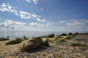 Uma praia com pedras, areia e rochas.