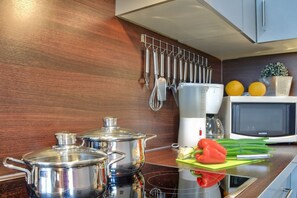 Een koelkast, een microgolfoven, een oven, een kookplaat