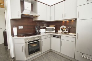Coffee/tea maker, fridge, microwave, oven