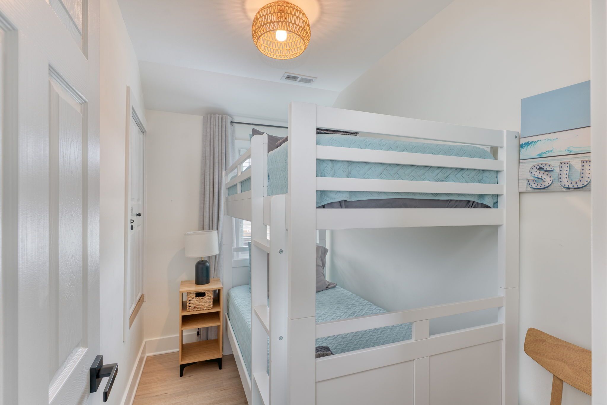 3 habitaciones, tabla de planchar con plancha y cuna de viaje 