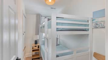 3 habitaciones, tabla de planchar con plancha y cuna de viaje