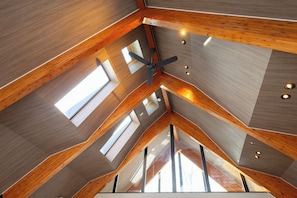 Comfort-Chalet, Gartenblick | Essbereich im Zimmer