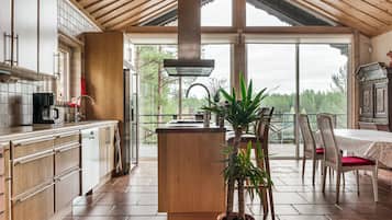 Een koelkast, een microgolfoven, een oven, een vaatwasser