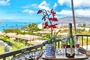 Outdoor dining - Elegant Condo, Sunset Views, Upscale Style (Kihei)